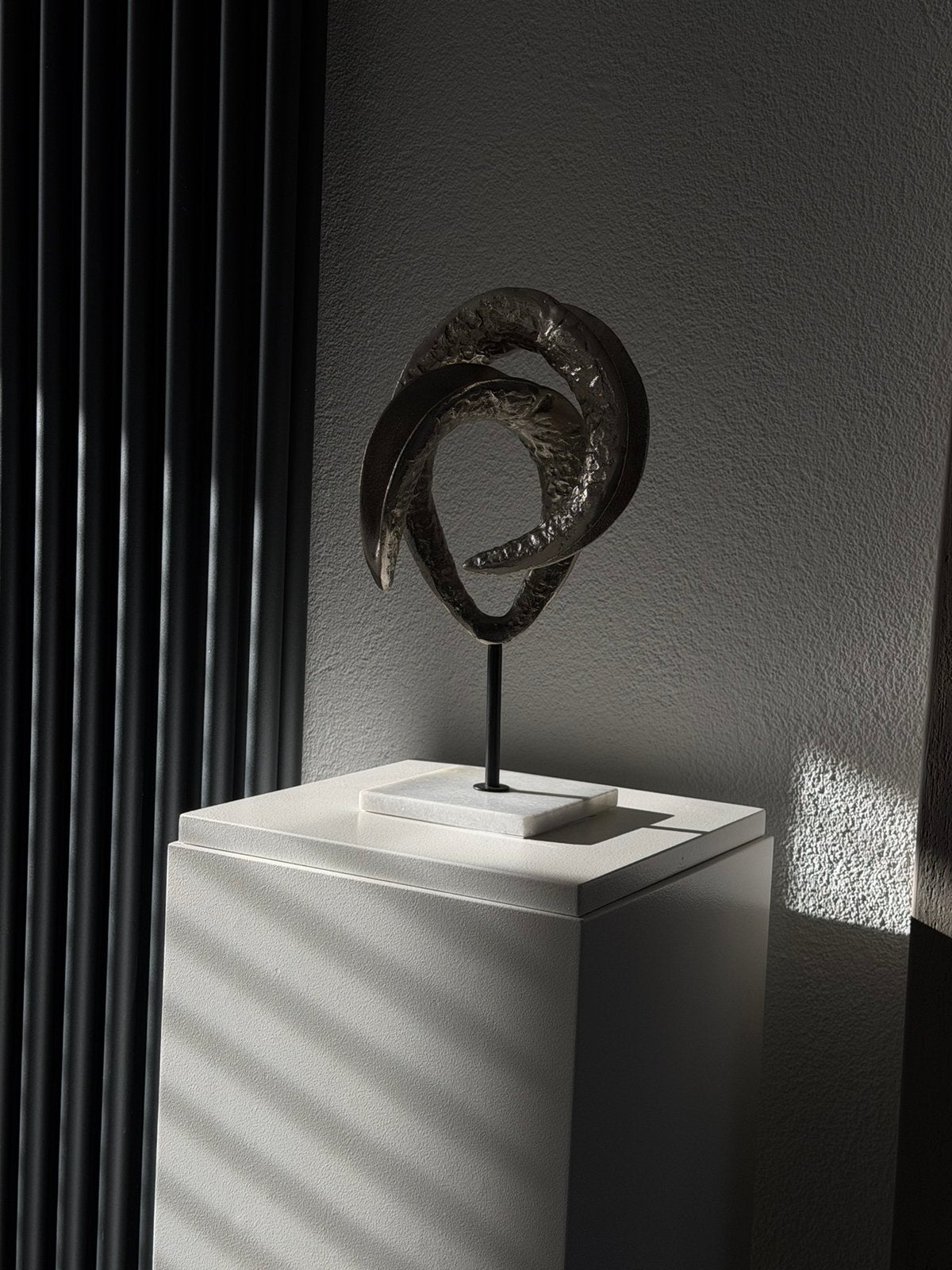metalen kunstwerk op marmeren voetplaat - Goud/Brons, Ophalen, 20 - 50 cm, Op sokkel, Beeld