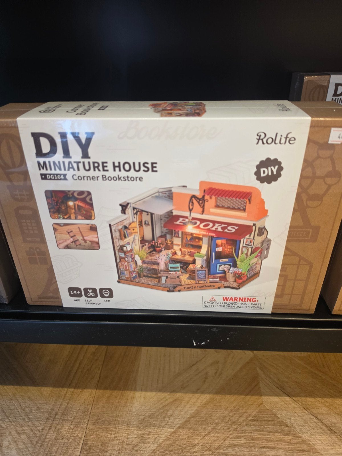 DIY Miniatuur Huis DG164 Corner Bookstore, Hobby en Vrije tijd, Ophalen of Verzenden, Nieuw, 1:50 tot 1:144