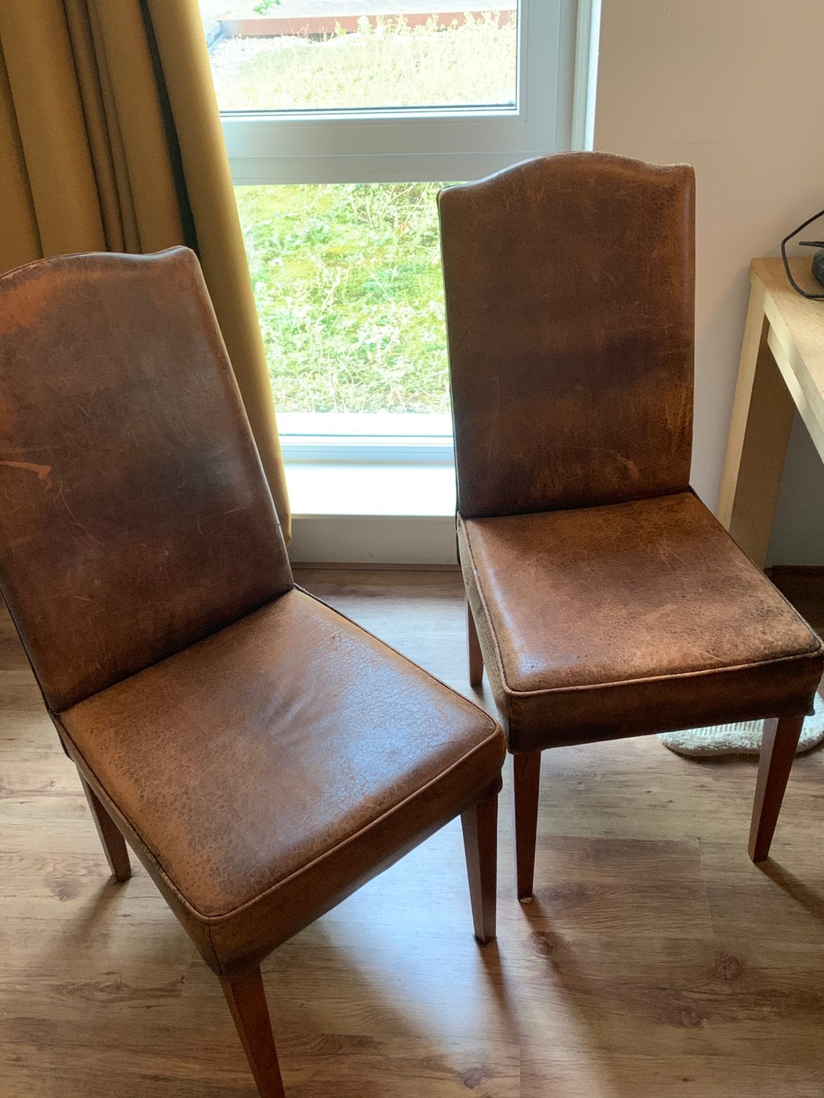 Gratis eettafelstoelen wegens plaatsgebrek, Huis en Inrichting, Stoelen, Ophalen, Zo goed als nieuw, Leer