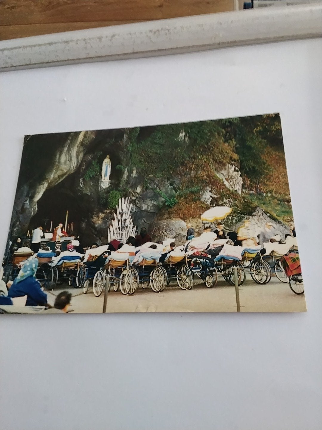 LOURDES.   DE ZIEKEN VOOR DE GROT 1977, Ophalen of Verzenden, 1960 tot 1980