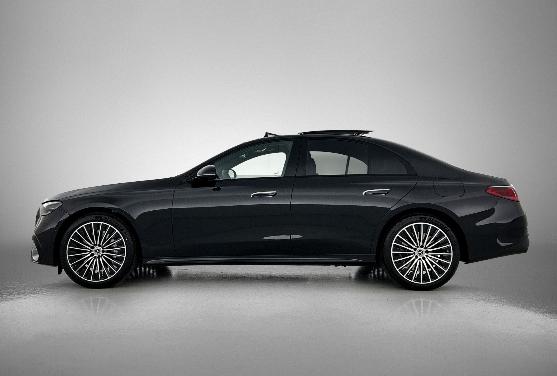 Mercedes-Benz E-Klasse 300 e Sport Edition | Premium pakket, Auto's, Mercedes-Benz, Automaat, 12 maanden, Achterwielaandrijving