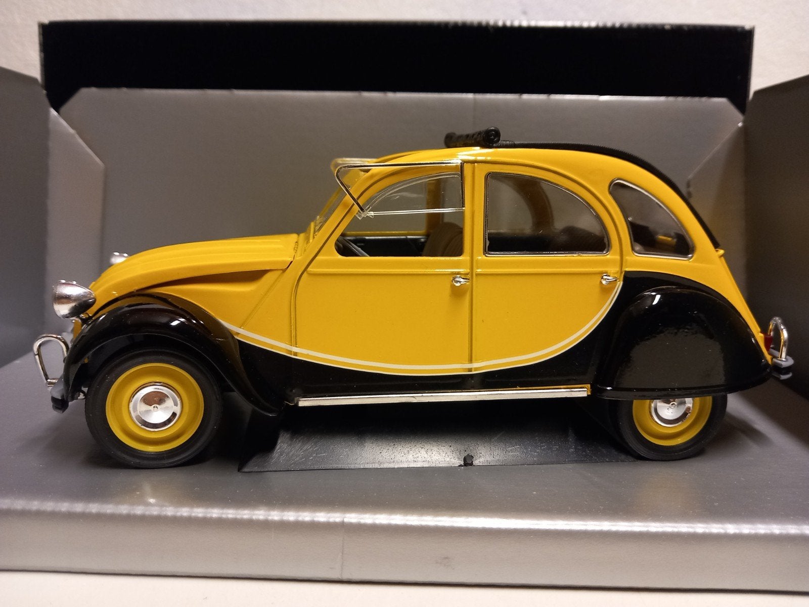 Citroen 2CV6 1966 Charleston geel/zwart Solido 1:17 KRD, Hobby en Vrije tijd, Modelauto's | 1:18, Ophalen of Verzenden, Zo goed als nieuw