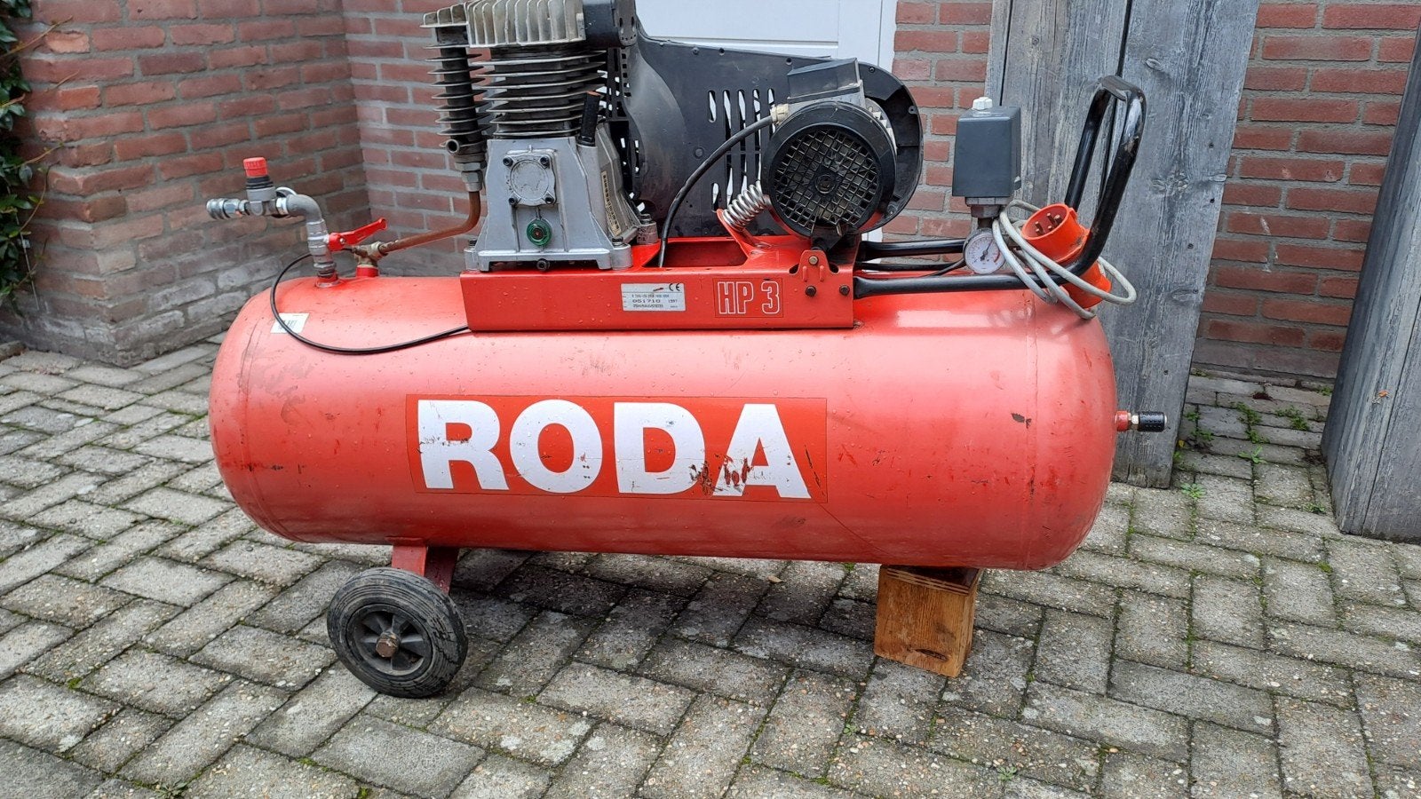 Roda Compressor 150 liter, krachtstroom, bouwjaar 1997, Ophalen, Gebruikt, 400 tot 800 liter/min, Mobiel