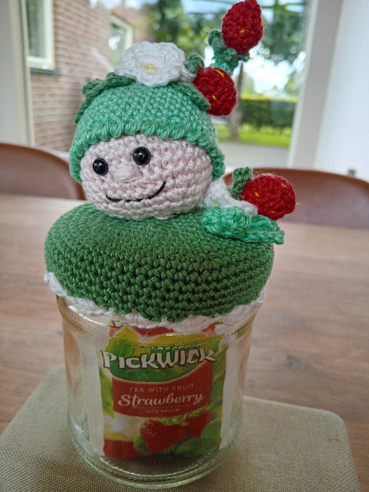 Gehaakt aardbeien potje met aardbeien thee, Handgemaakt, Textiel, Nieuw, Meerkleurig