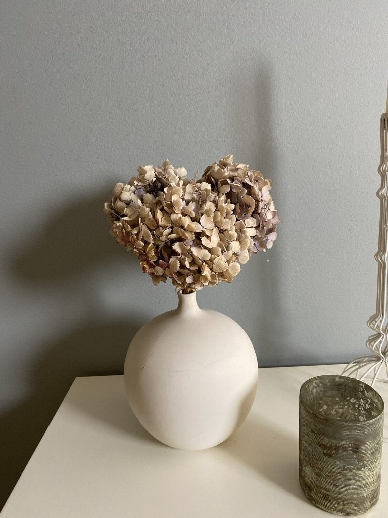 Witte vaas met gedroogde bloemen – Ø22 cm, Huis en Inrichting, Ophalen, Zo goed als nieuw, Wit, Steen/keramiek