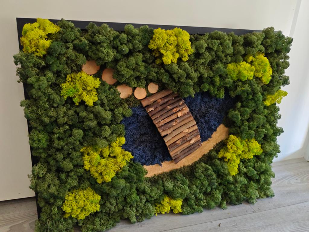 Uniek Moskunst Wandpaneel met Brug en Vijver 72cmx53cm, Handgemaakt, Meerkleurig, Nieuw, Ophalen of Verzenden