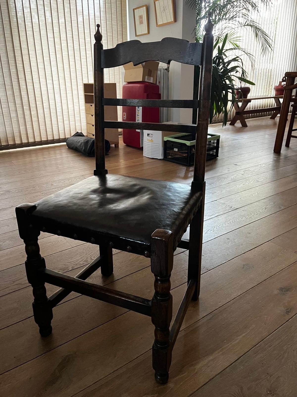 3 Antieke houten stoel met leren zitting, Ophalen