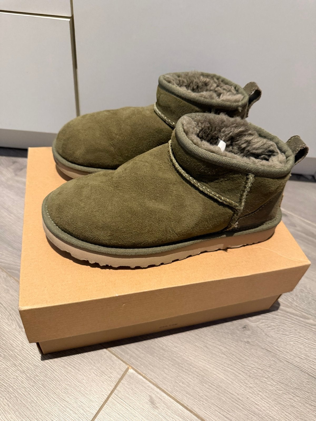 Ugg Classic Ultra Mini Laarzen - Olijfgroen, Kleding | Dames, Schoenen, Ophalen of Verzenden, Zo goed als nieuw, Groen, Lage of Enkellaarzen