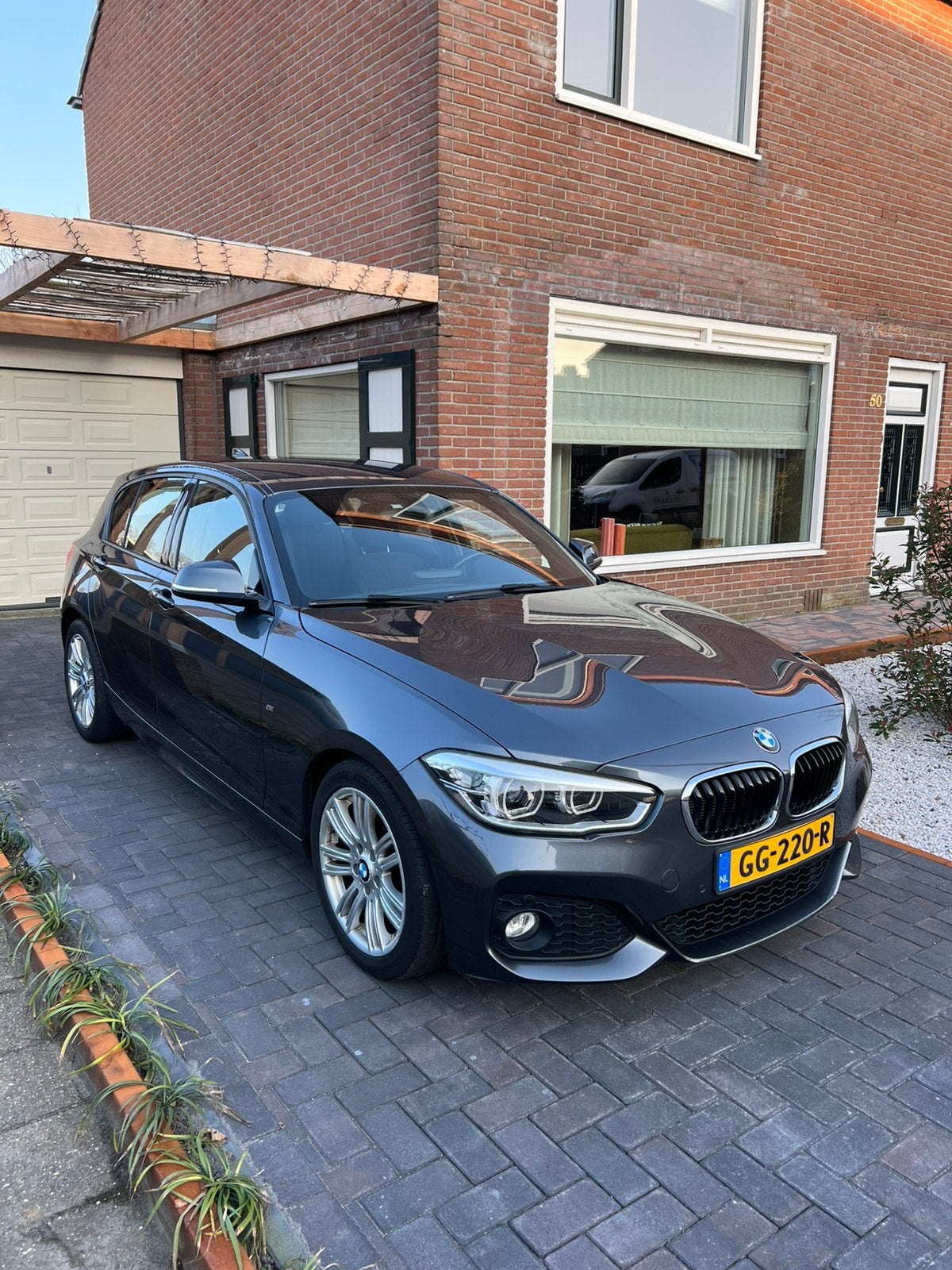 BMW 1-Serie 116i M Sport Edition 2015 Grijs | Origineel NL, Auto's, BMW, 1-Serie, Achterwielaandrijving, 1280 kg, Zwart