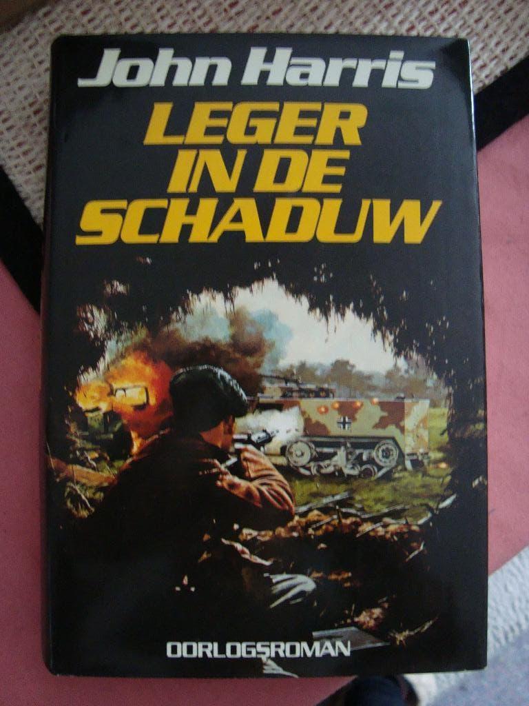 Leger in de schaduw, Ophalen of Verzenden, Zo goed als nieuw