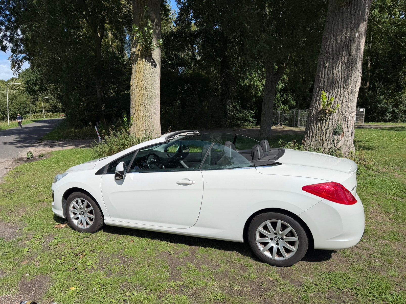 Foto 20 van Peugeot 308 1.6 VTI CC 2011 Wit facelift
