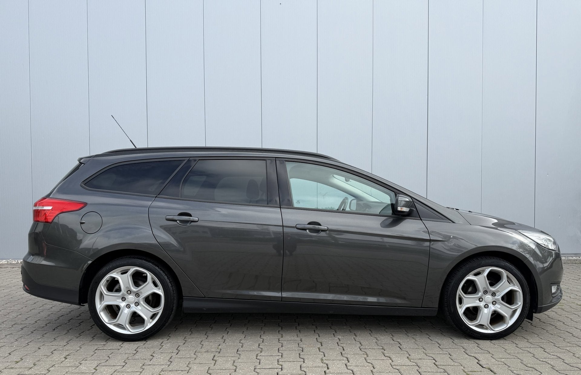Foto 6 van Ford Focus Wagon 1.0 125PK EcoBoost Titanium Business