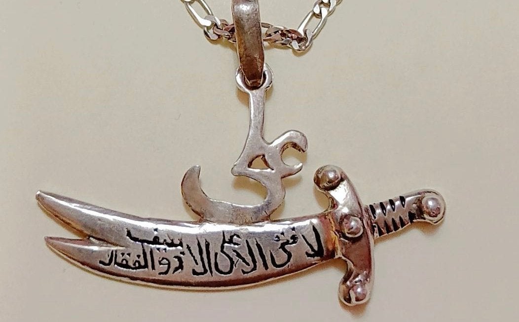 Zilveren Arabische Kromzwaard Hanger met Kalligrafie, Ophalen of Verzenden, Nieuw, Zilver, Overige voorstellingen