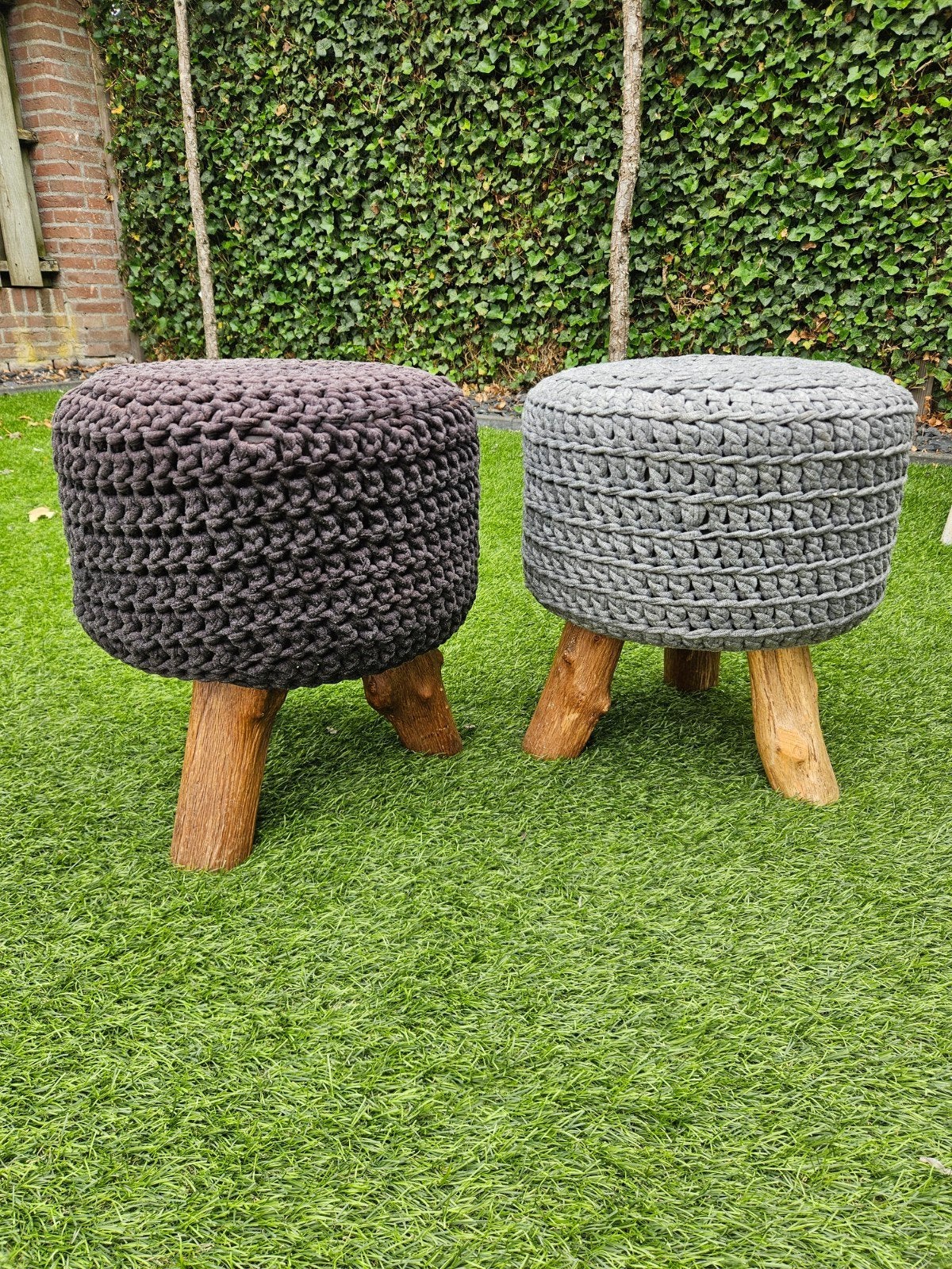 Set van 2 gehaakte poefjes met robuuste houten poten, Huis en Inrichting, Krukjes, Ophalen, Gebruikt, Hout