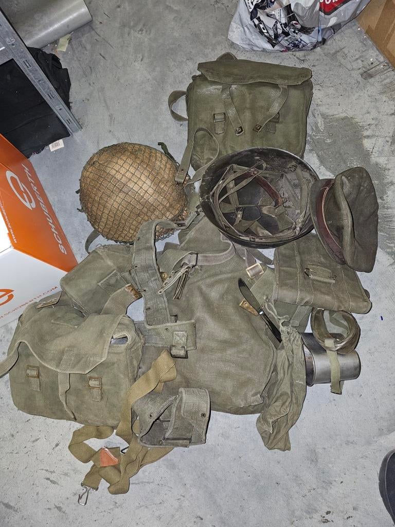 Militair uitrusting set - Helm, tassen en meer, Verzamelen, Militaria | Algemeen, Ophalen of Verzenden, Landmacht, Overige gebieden