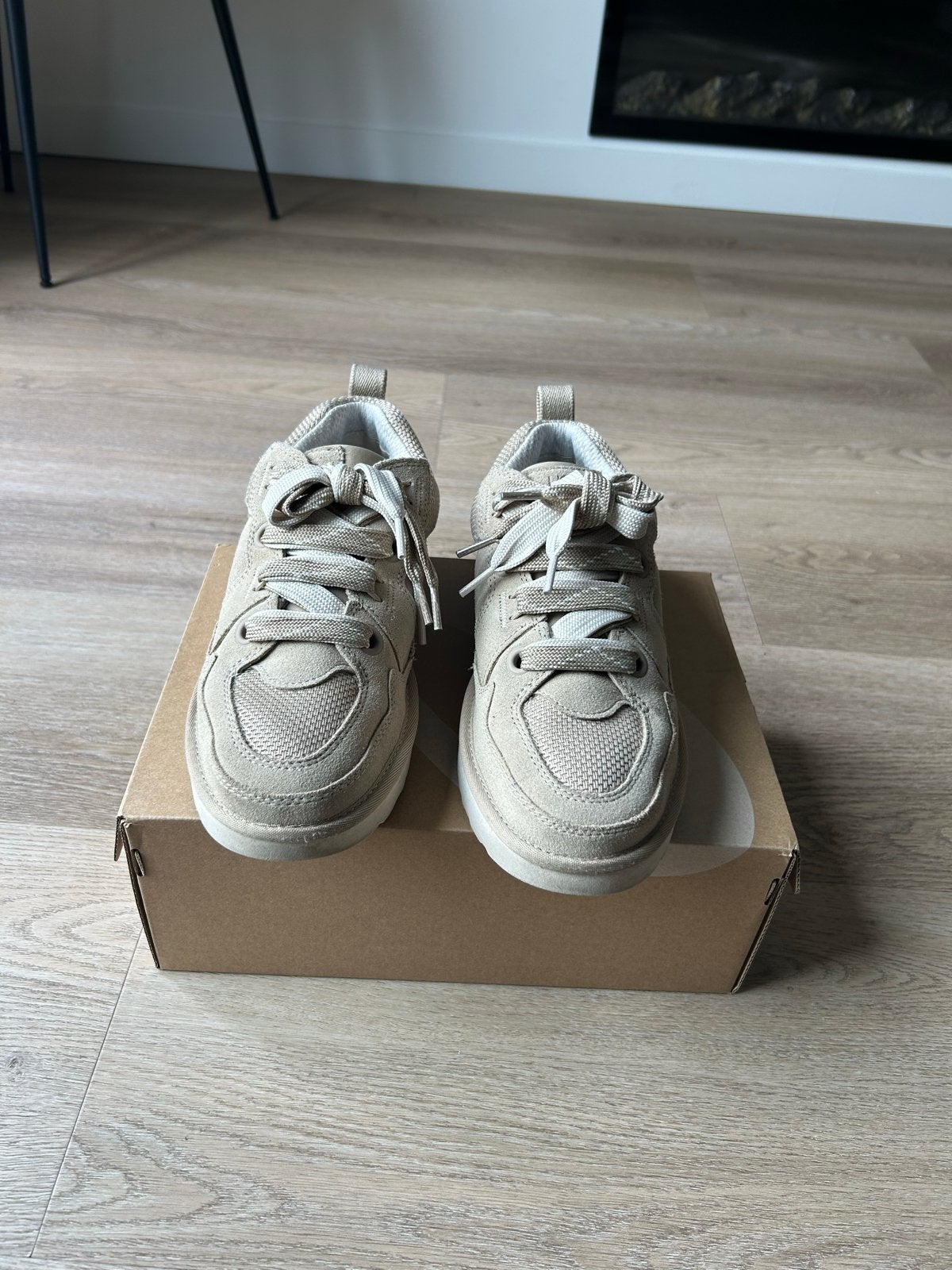 Ugg Sneakers in zeer goede staat. (Origineel), Beige, Ophalen of Verzenden, Sneakers of Gympen, Gedragen