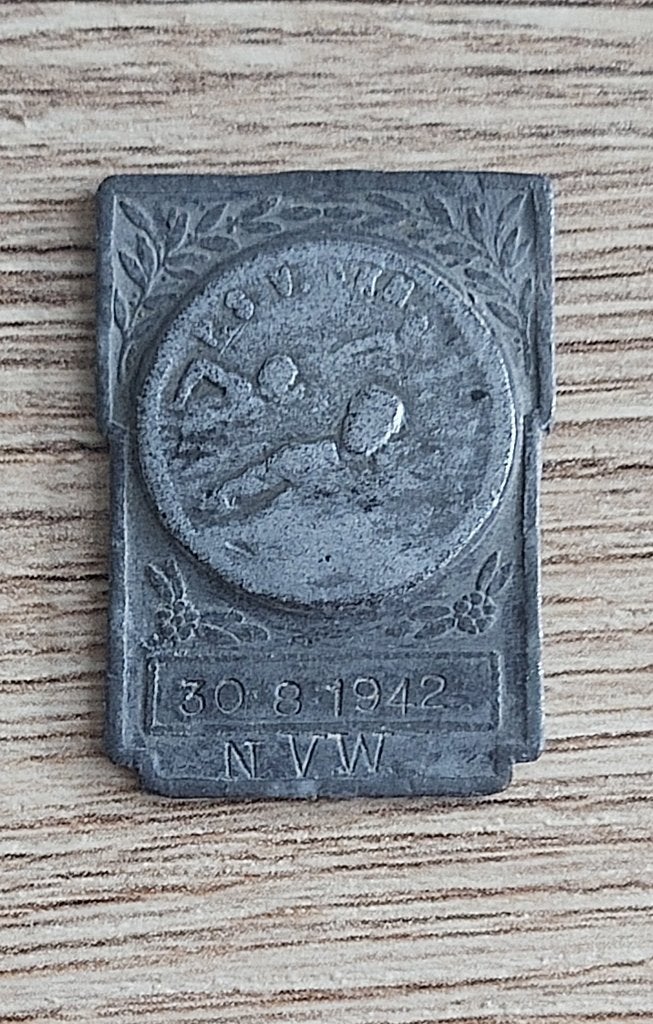 Zinken WW2 Medaille PSV Zwemmen 3 -8-1942 Oprichtingsjaar., Ophalen of Verzenden, Overige materialen, Nederland