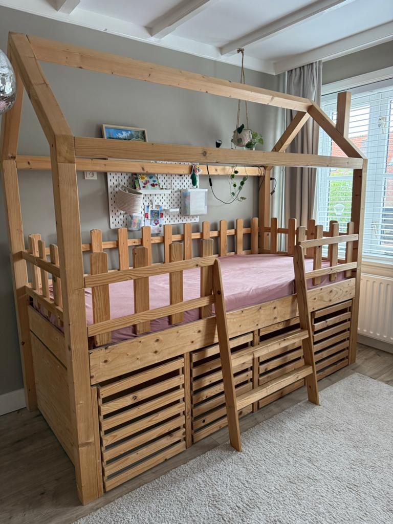 Houten bed huisje 90 x 200 cm met veel opbergruimte, Huis en Inrichting, Slaapkamer | Bedden, Ophalen, 90 cm, Eenpersoons, Zo goed als nieuw