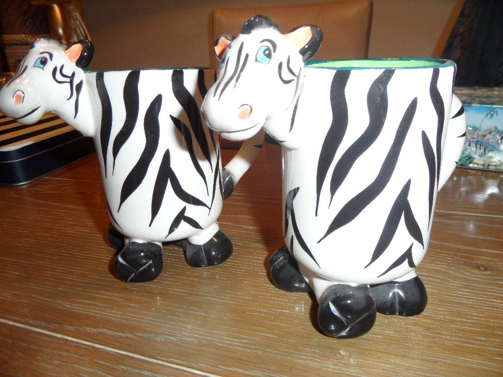 2 in prima staat verkerende drinkbekers in vorm van zebra, Zo goed als nieuw, Overige stijlen, Aardewerk, Mok