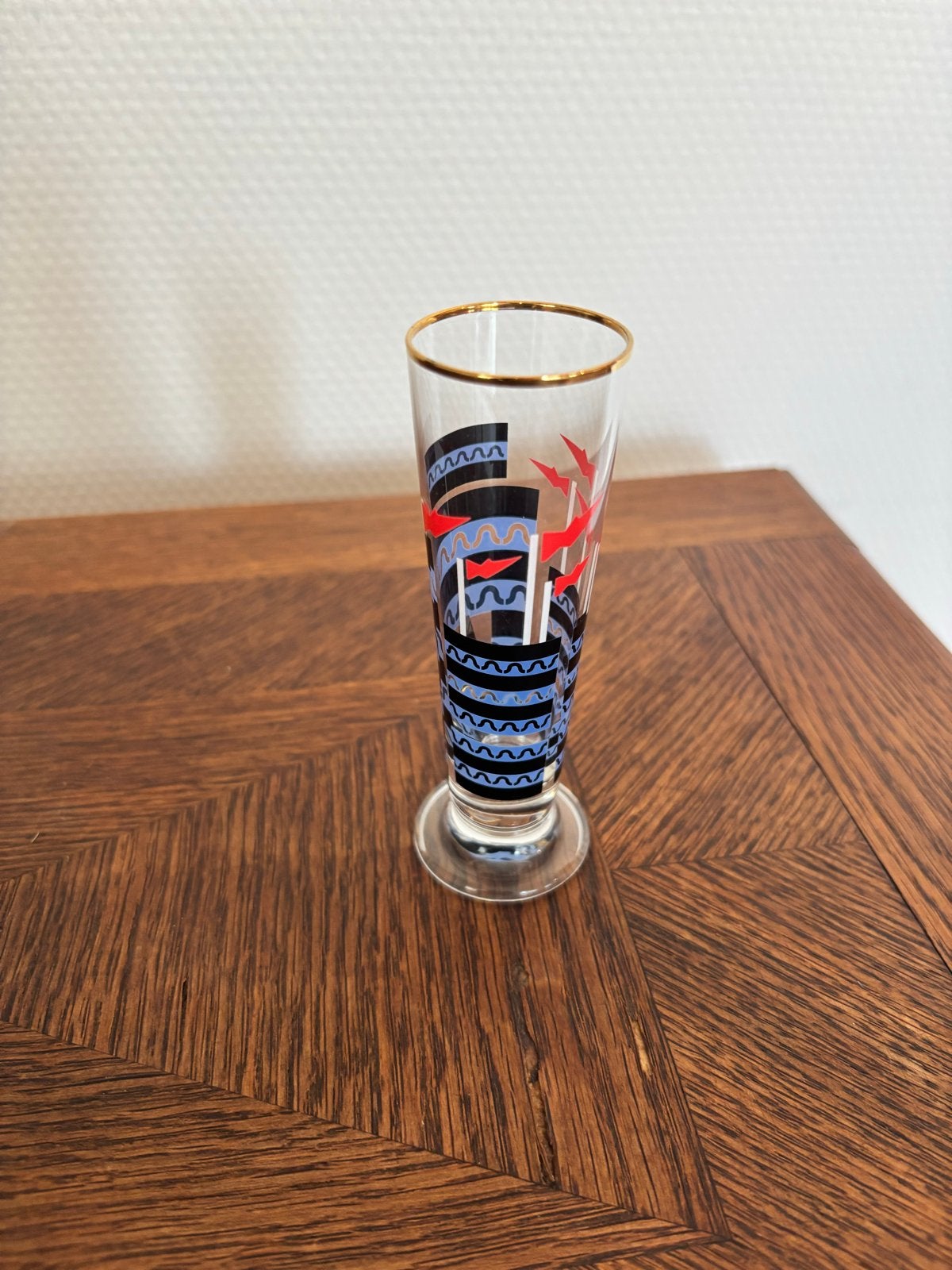 Vintage borrelglas met abstract decor en gouden rand, Antiek en Kunst, Antiek | Glas en Kristal, Ophalen of Verzenden