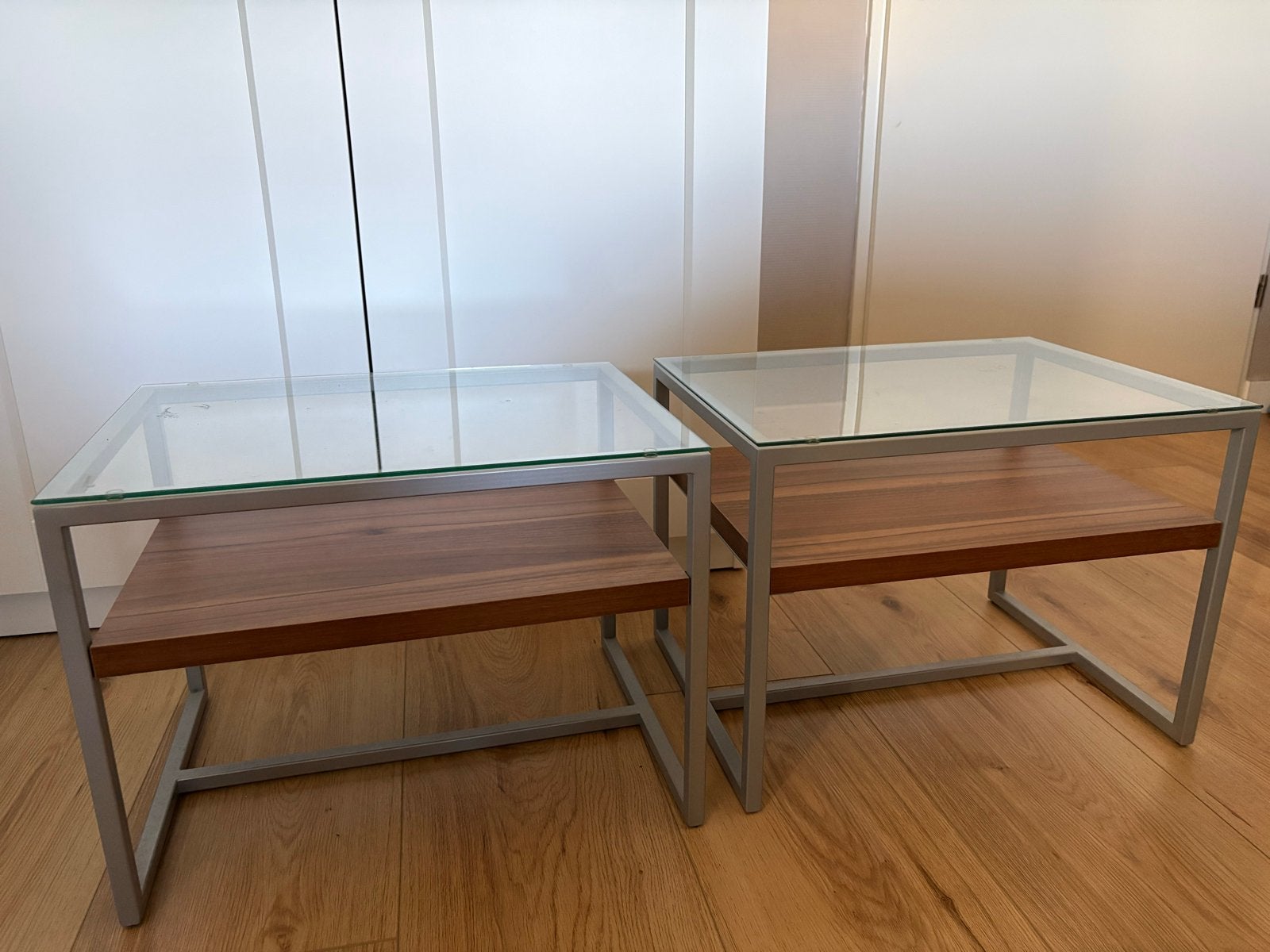 Set van 2 bedtafeltjes / bijzettafeltjes met glas en hout, Ophalen, Gebruikt, Minder dan 45 cm, Glas