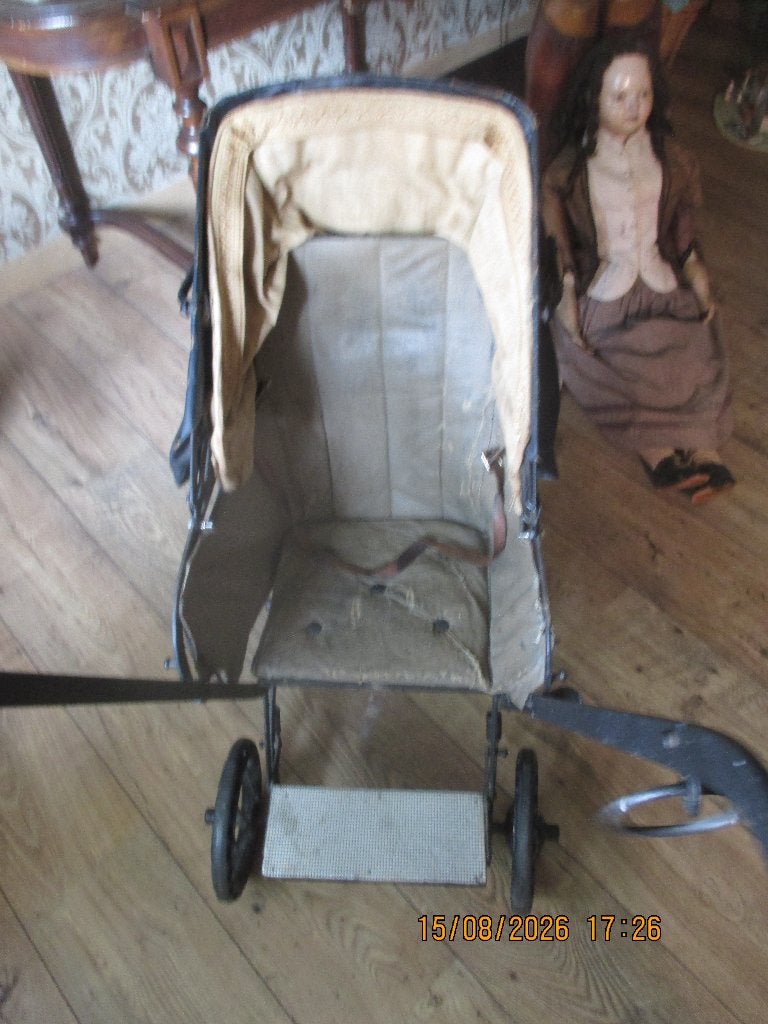 zeer oude kinder buggy, Antiek en Kunst, Antiek | Speelgoed, Ophalen