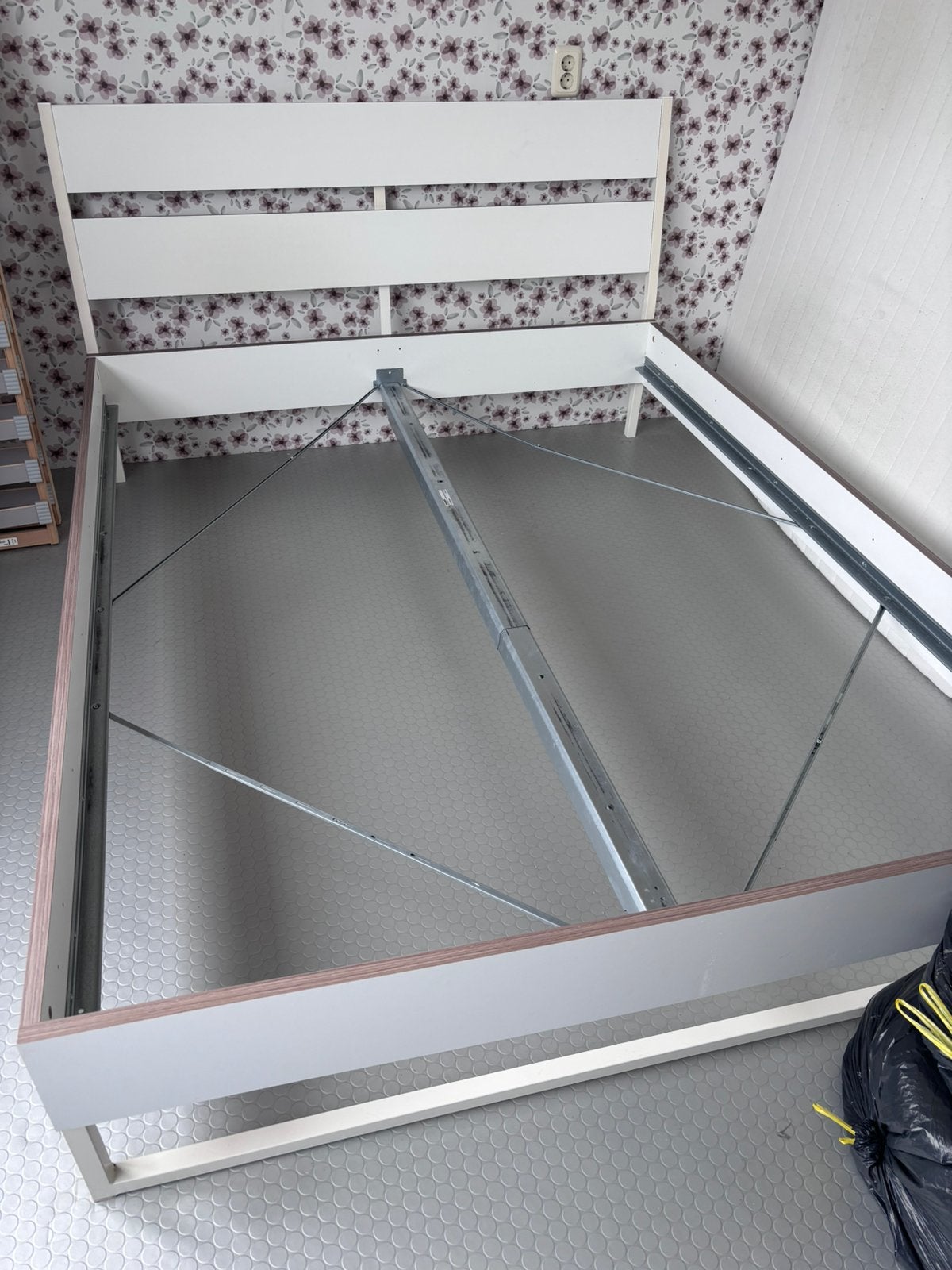 Ikea twee persoons bedframe. GRATIS af te halen, Huis en Inrichting, Ophalen, Wit, Tweepersoons, Zo goed als nieuw