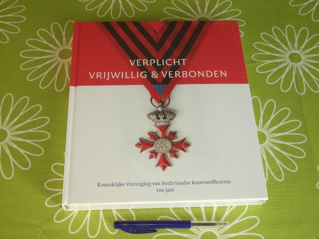 Nieuw in seal: Verplicht Vrijwillig en verbonden - KVNRO, Verzamelen, Ophalen of Verzenden, Overige soorten, Nederland, Boek of Tijdschrift