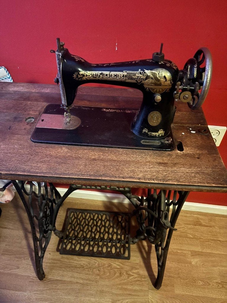 Authentieke oude naaimachine op tafel, Ophalen of Verzenden