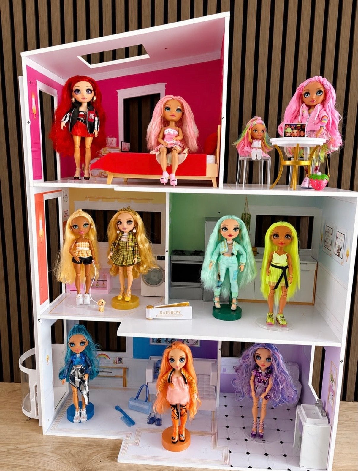 Grote poppenhuis met 9 Rainbow High poppen, Ophalen of Verzenden, Zo goed als nieuw, Overige typen