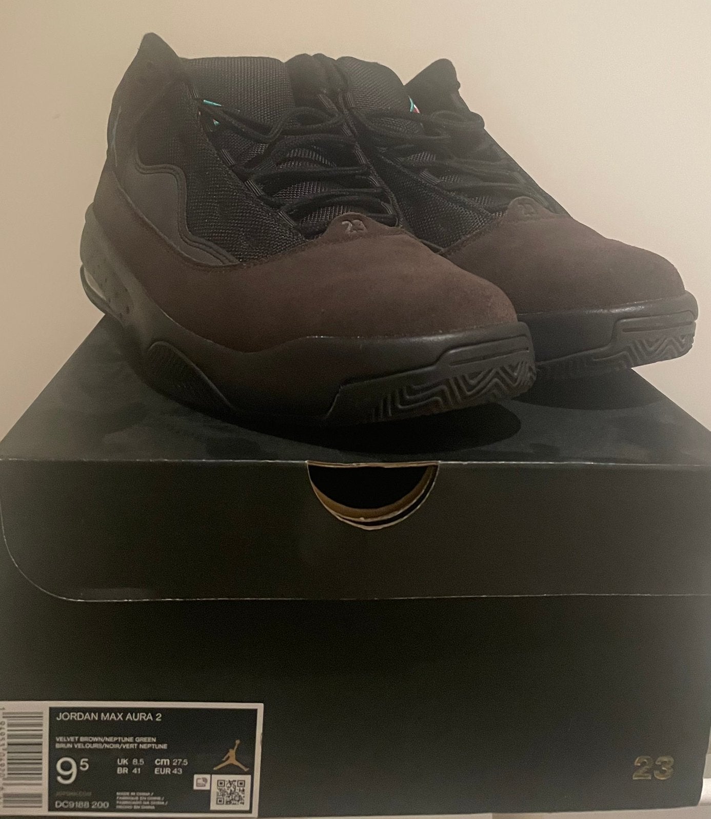 Air Jordan Max Aura 2 Velvet Brown maat 43 + doos, Kleding | Heren, Schoenen, Ophalen of Verzenden, Zo goed als nieuw, Overige kleuren