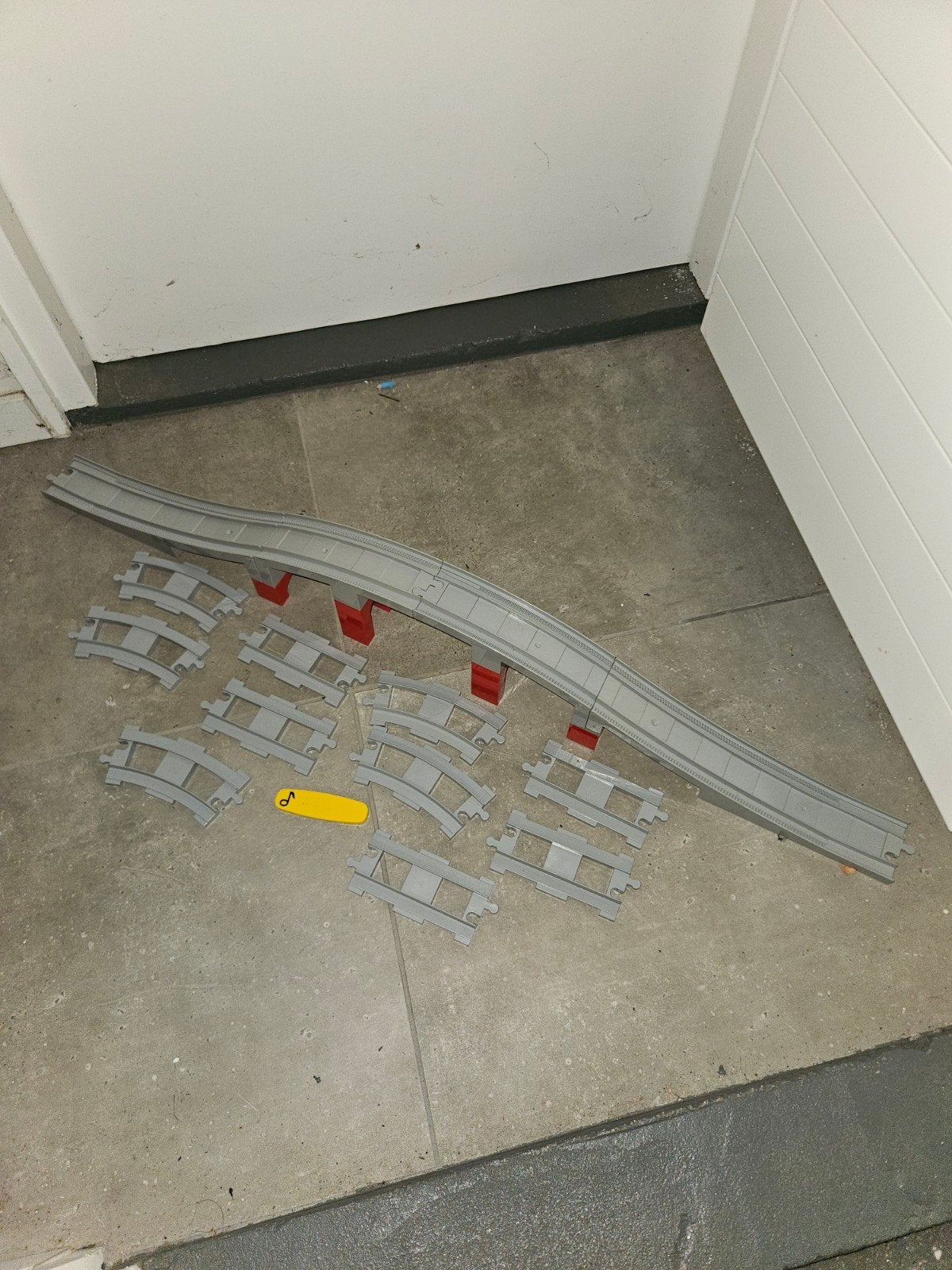 Duplo rails brug lichtgrijs, Kinderen en Baby's, Speelgoed | Duplo en Lego, Ophalen of Verzenden, Zo goed als nieuw, Duplo