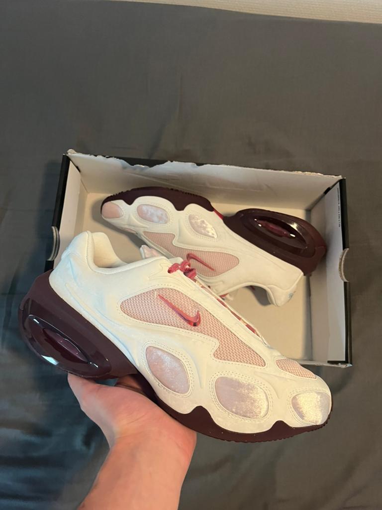 Nike Air Max Muse Suède Wit Roze - Maat 42.5, Kleding | Heren, Schoenen, Ophalen of Verzenden, Nieuw, Wit, Sneakers of Gympen