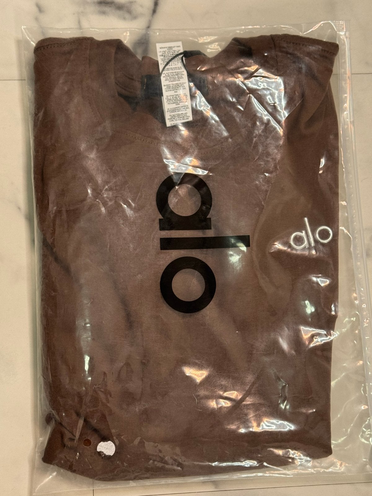 Alo Yoga T-shirt Maat M Bruin Nieuw met label, Maat 38/40 (M), Bruin, Nieuw, Ophalen of Verzenden