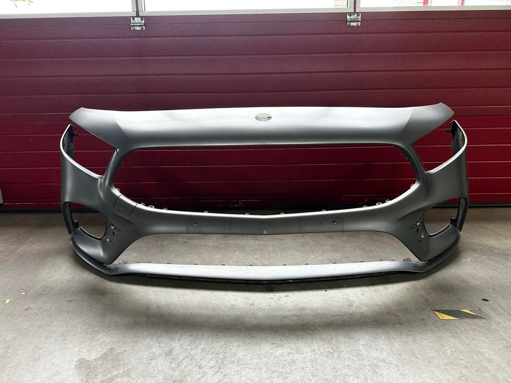 Originele Voorbumper Mercedes A Klasse 2020+ (kleine schade), Ophalen, Gebruikt, Voor, Mercedes-Benz