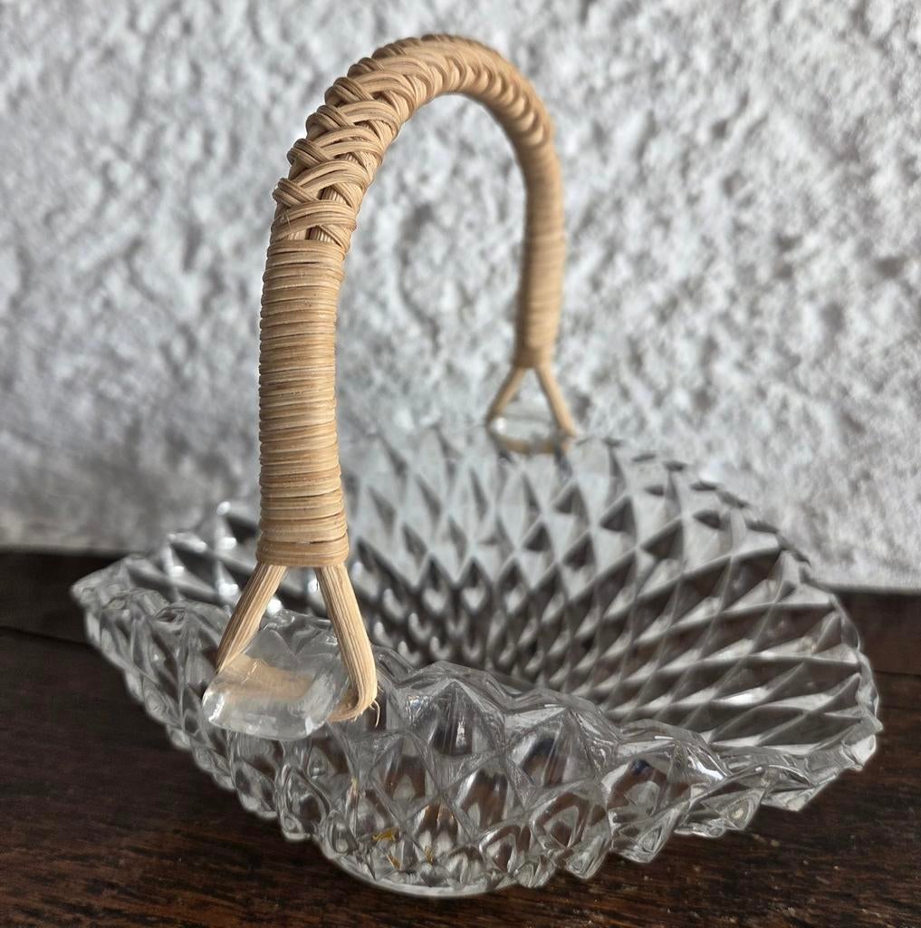 Vintage glazen mandje (bonbonschaaltje) met rieten hengsel, Ophalen of Verzenden