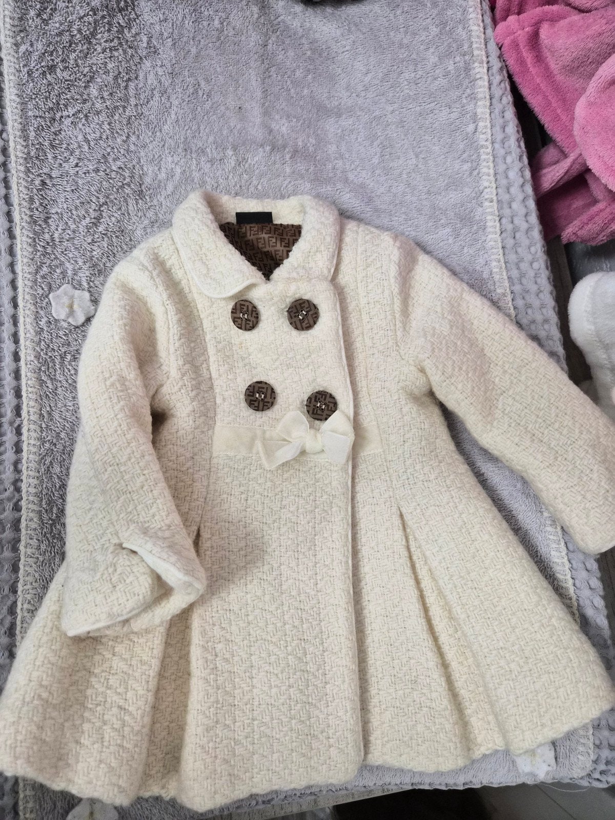 Fendi Jasje voor Meisjes - Crèmekleurig met Strik, Ophalen of Verzenden, Zo goed als nieuw, Fendi, Meisje