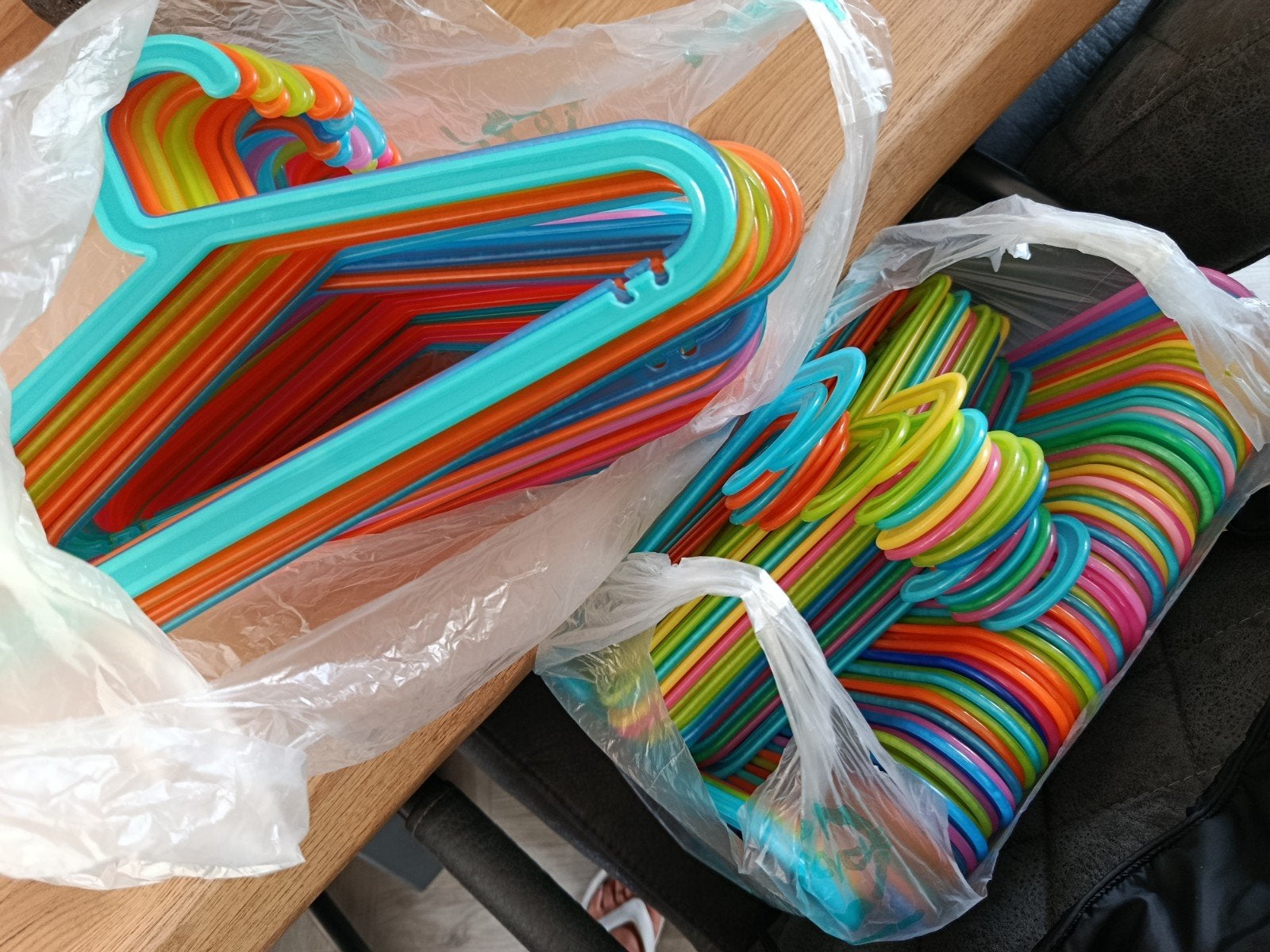 140 gekleurde IKEA kinderkleerhangers, Ophalen, Zo goed als nieuw, Kunststof, Kinderen en Volwassenen