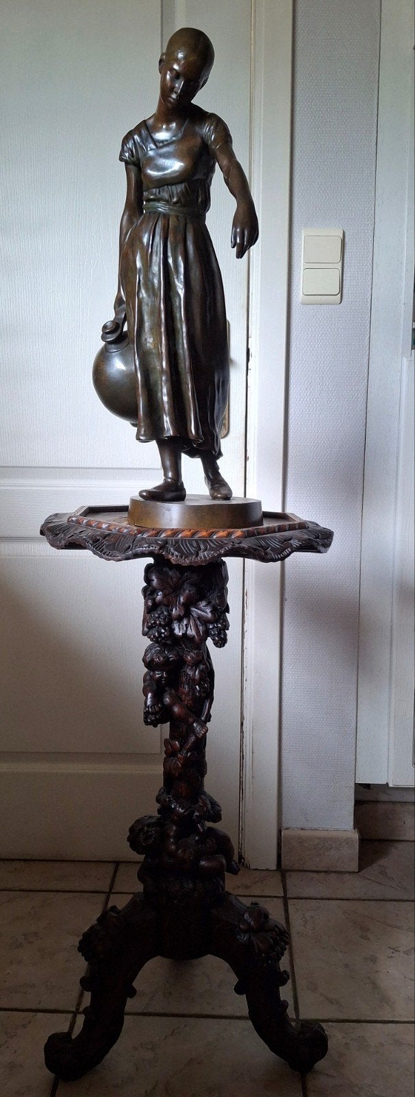 Bronzen beeld (waterdraagster), Ophalen, 50 - 100 cm, Brons, Op sokkel