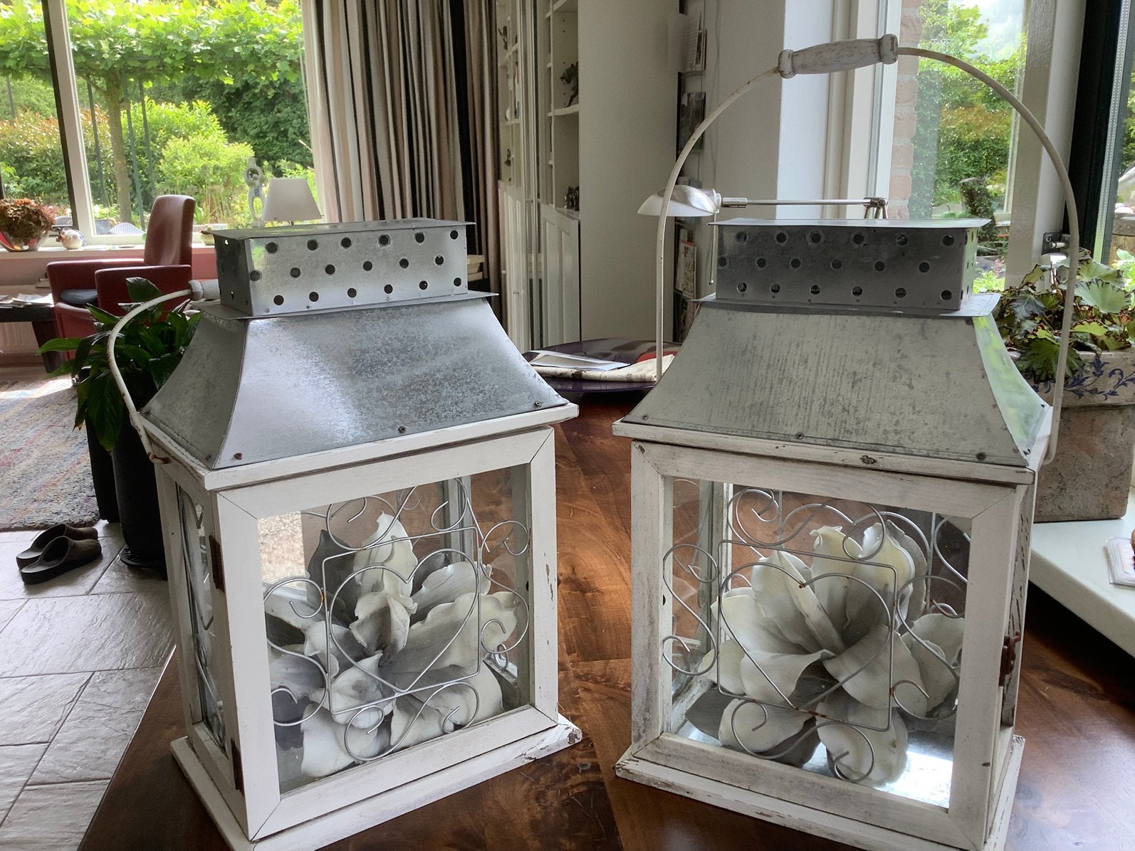 2 kleine vitrines met kunststof bloem, Huis en Inrichting, Ophalen of Verzenden, Gebruikt