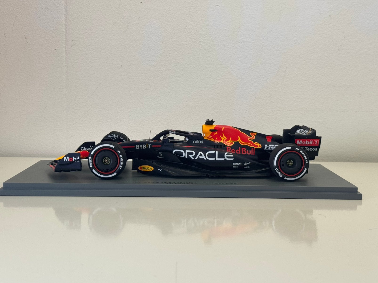 Spark RB18 1:18 Max Verstappen Miami GP 2022, Hobby en Vrije tijd, Modelauto's | 1:18, Ophalen of Verzenden, Zo goed als nieuw