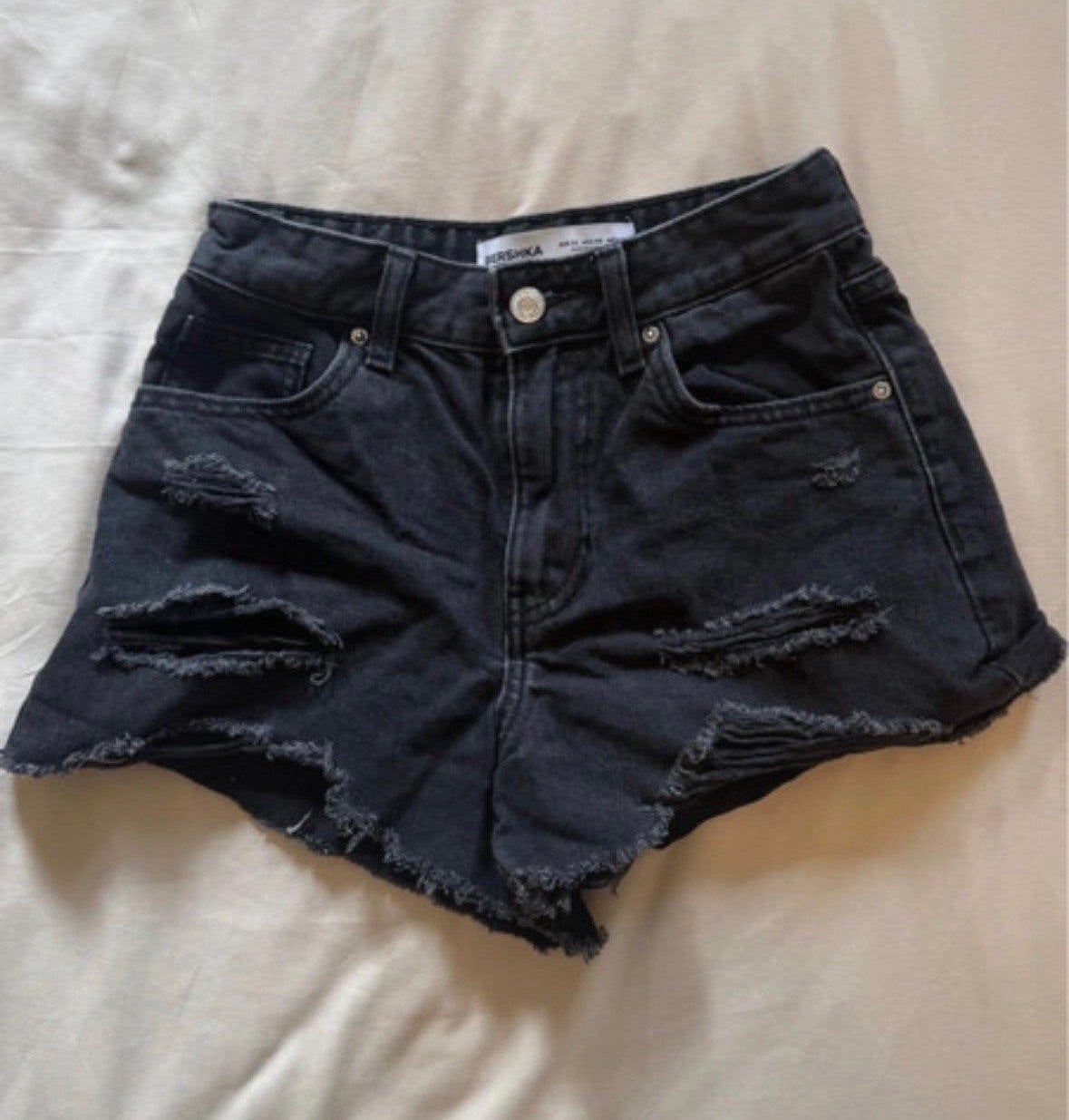 Bershka zwarte denim shorts met scheuren - Maat 32 (XS), Kort, Zwart, Ophalen of Verzenden, Zo goed als nieuw