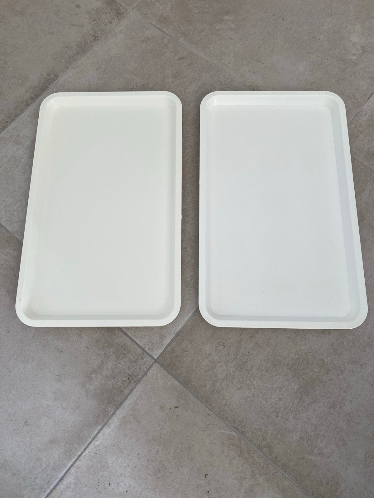 Set van 2 witte rechthoekige dienbladen, Kunststof, Gebruikt, Ophalen of Verzenden, Dienblad