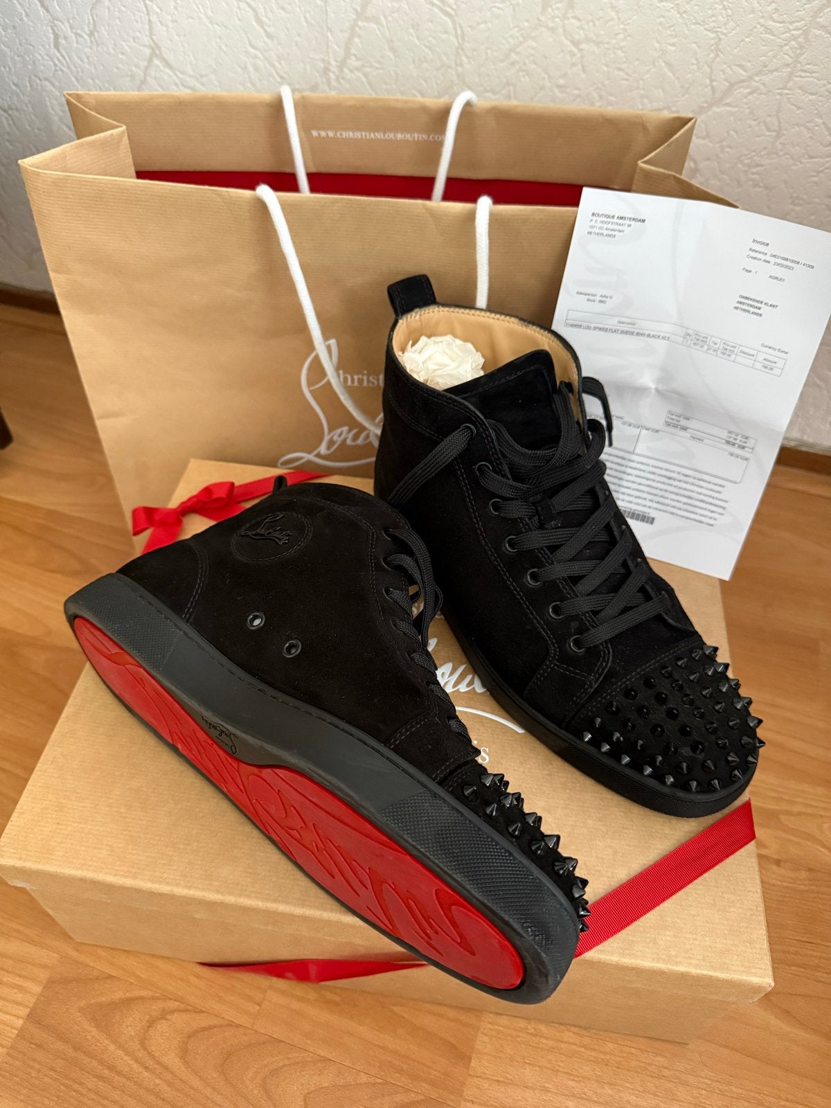 Christian Louboutin Lou Spikes Flat Suede Zwart Maat 42.5, Ophalen, Zo goed als nieuw, Zwart, Sneakers of Gympen