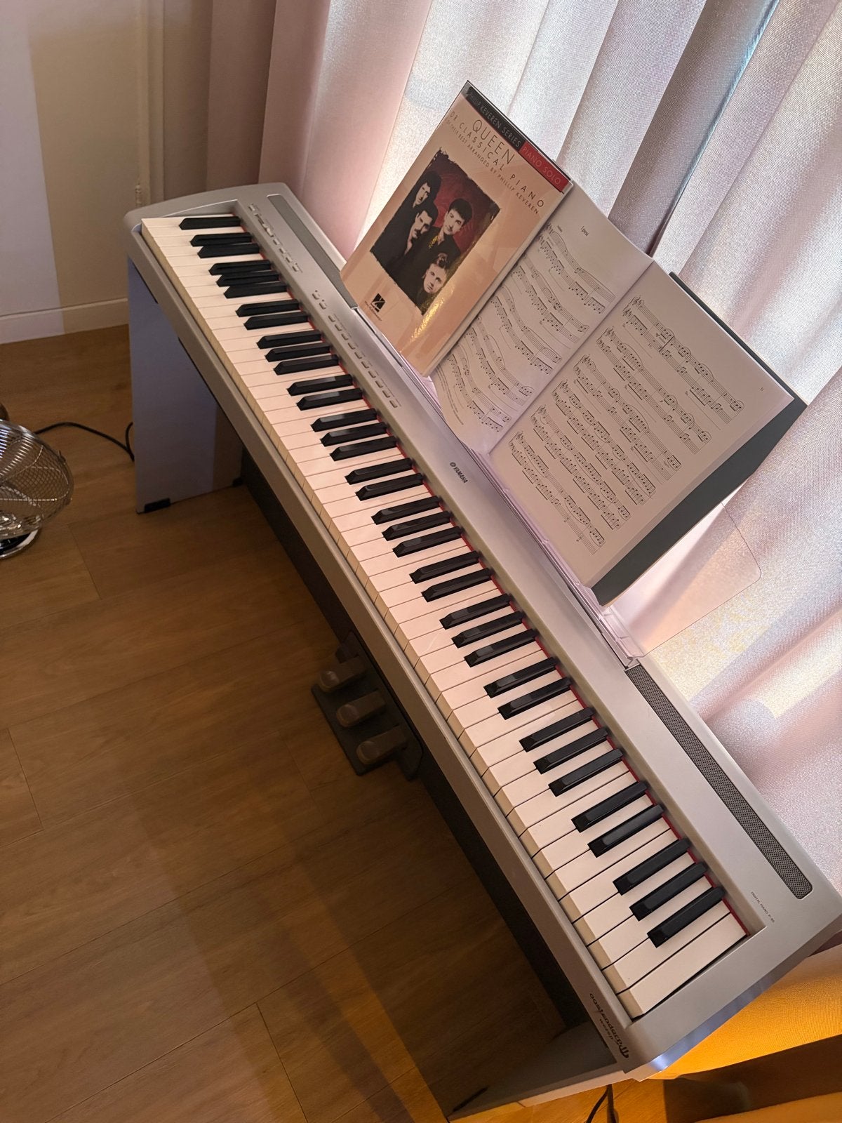 Digitale piano Yamaha P-95 met standaard en pedalen, Muziek en Instrumenten, Piano's, Ophalen, Gebruikt, Overige kleuren, Digitaal