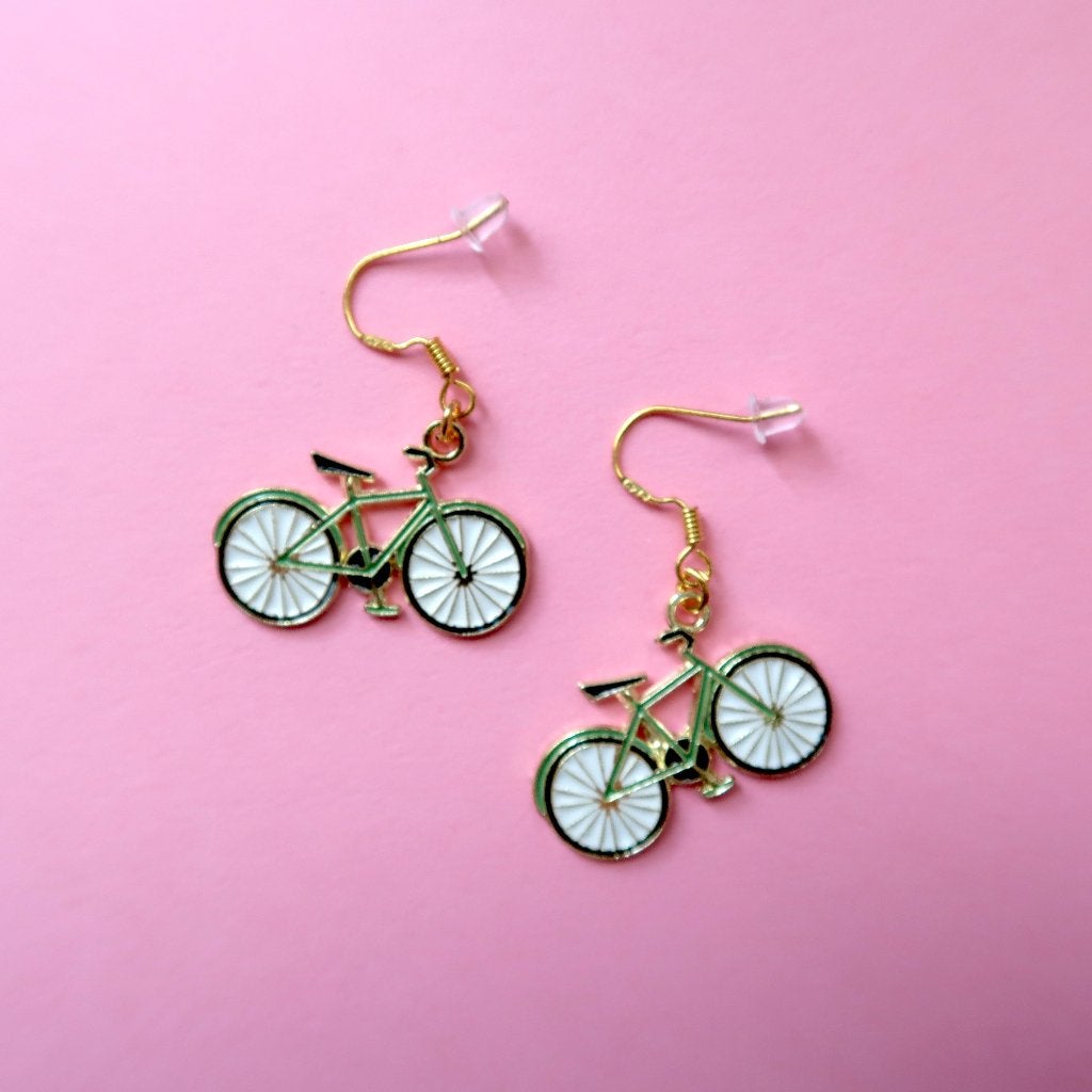 Goudkleurige oorbellen met groene fiets hangertje, Overige materialen, Verzenden, Nieuw, Knopjes of Stekers