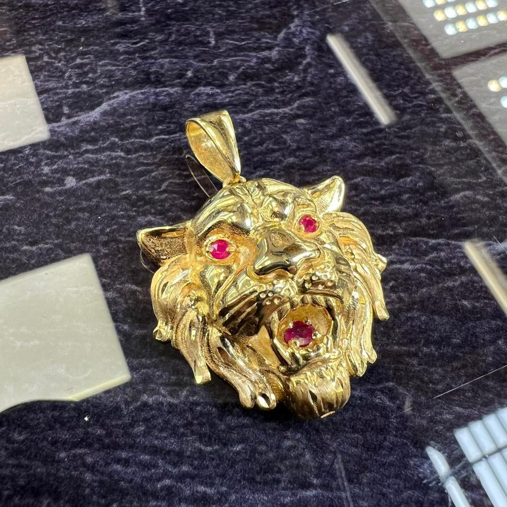 14 karaat gouden leeuw ketting hanger robijn ogen, Ophalen of Verzenden, Zo goed als nieuw, Goud, Kruis of Symbool