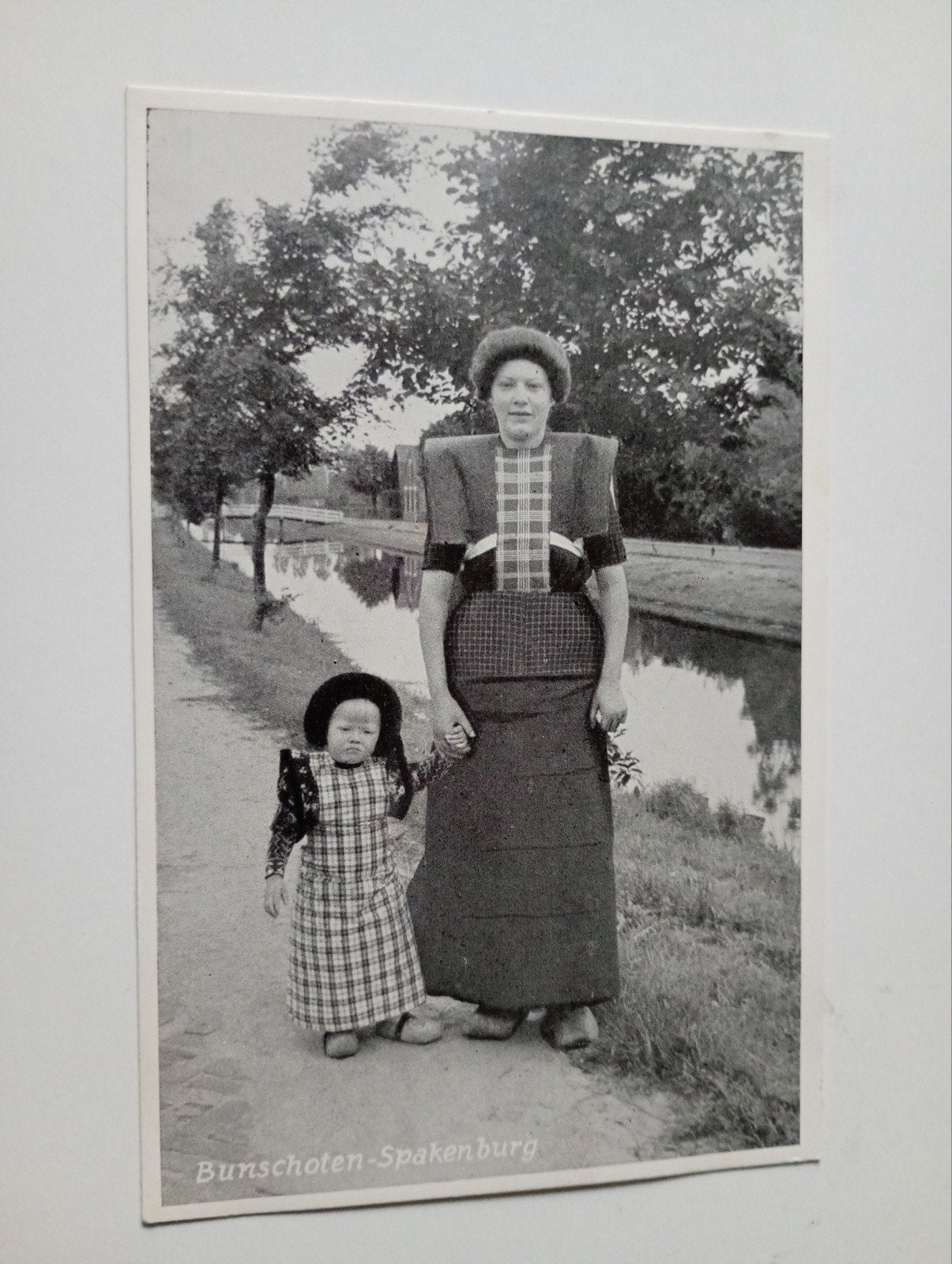 Bunschoten Spakenburg Vrouw met Kind in Klederdracht, Ophalen of Verzenden, 1940 tot 1960, Ongelopen, Utrecht