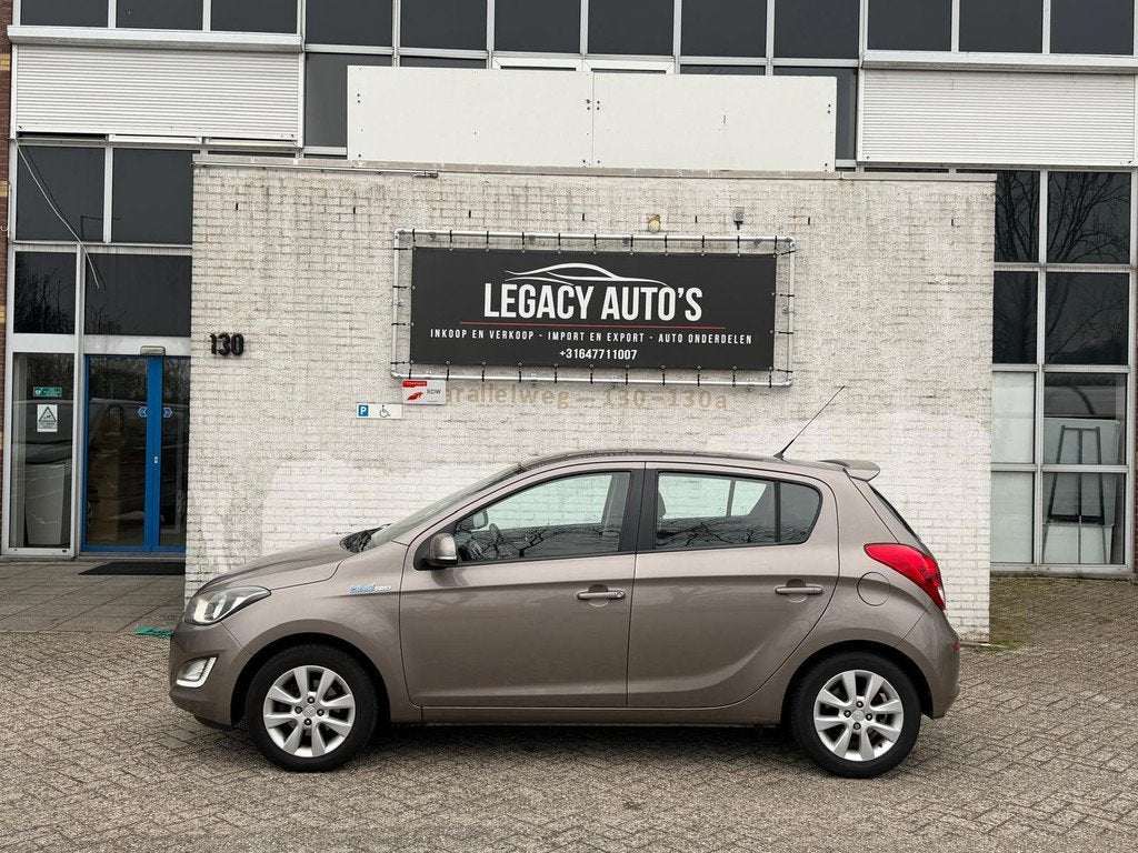 Hyundai I20 1.2i i-Deal - AIRCO - LED DAG VERLICHTING - RIJD, Auto's, Hyundai, Euro 5, Gebruikt, 4 cilinders, Bruin
