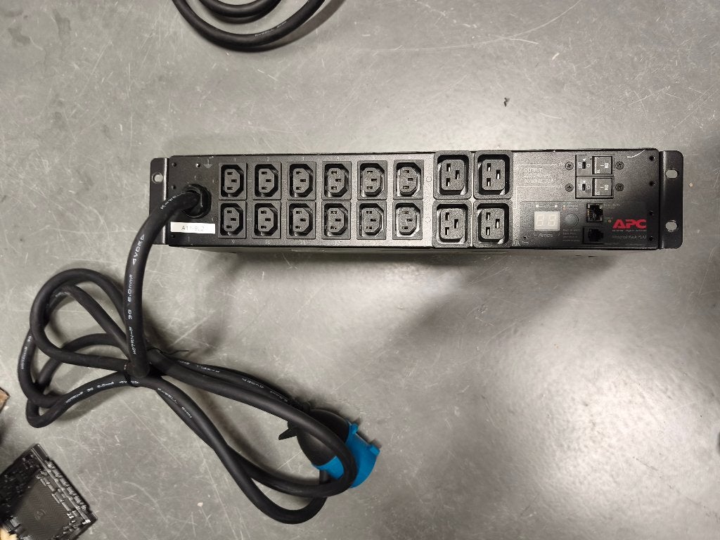 APC AP7822 metered Rack PDU Horizontal 2U 32A/230V, Ophalen, Refurbished